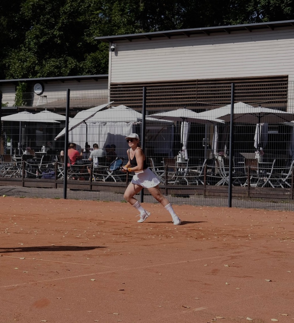 Perheenjäsen Mathilda Kurki: ” Kiireisen arjen keskellä viikoittainen  tennisvalmennus on yksi viikon kohokohdista ja toivoisinkin, että useampi  ihminen uskaltaisi aloittaa uuden harrastuksen aikuisiällä.” - HVS-Tennis