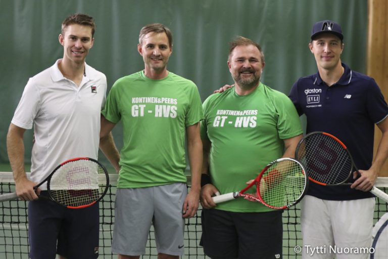 Kimmo Karviala ja Panu Hirvinen yhdessä nelinpelipari John Peers/Henri Kontinen kanssa.