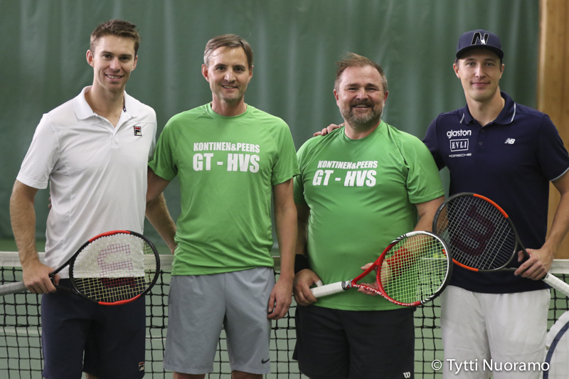 Kimmo Karviala ja Panu Hirvinen yhdessä nelinpelipari John Peers/Henri Kontinen kanssa.