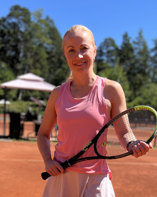 Päivi Maaniitty Kalastajatorpan tenniskentillä 2024.