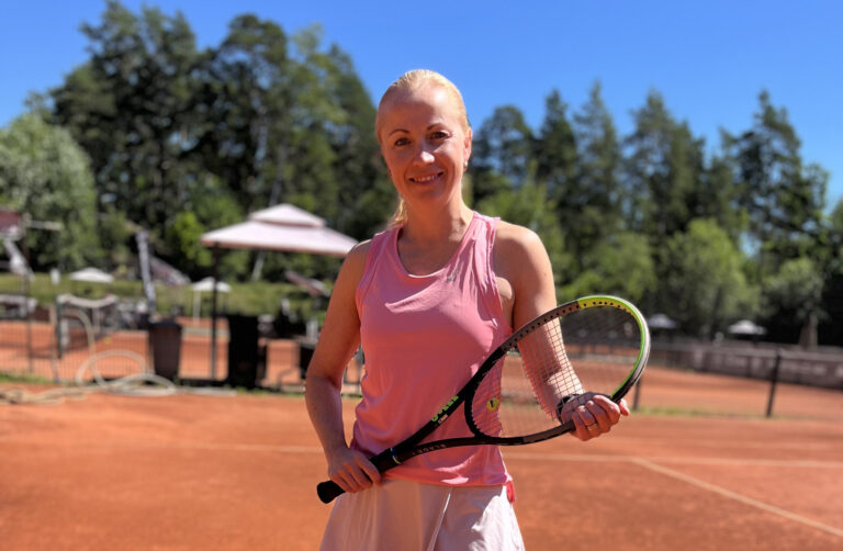 Päivi Maaniitty Kalastajatorpan tenniskentillä 2024.